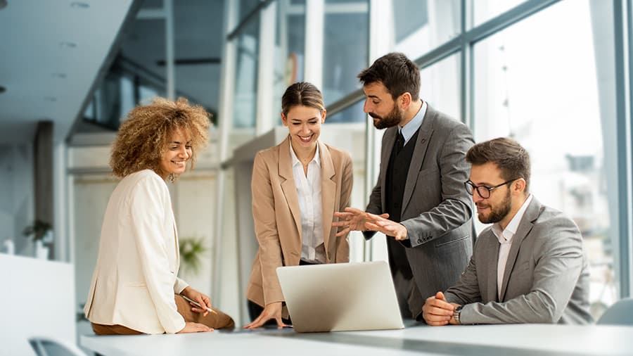 Groupe de gens d’affaires collaborant au bureau.