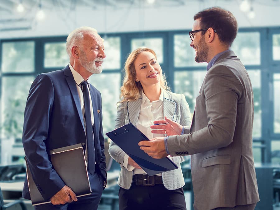 Joyeux remue-méninges d’une équipe de gens d’affaires sur les projets au bureau.